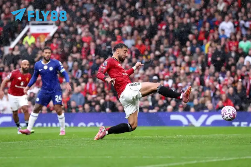 Bruno Fernandes ghi bàn, mở tỉ số ở trận đấu với Chelsea (Ảnh: The Sun). Bruno Fernandes ghi bàn, mở tỉ số ở trận đấu với Chelsea (Ảnh: The Sun).